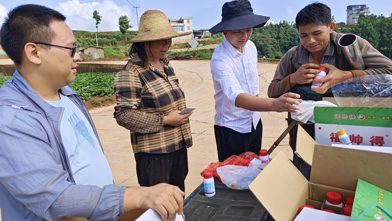 石原金牛為云南種植戶送技術(shù)、送優(yōu)惠